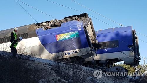 선로 심하게 벗어난 강릉선 KTX 열차