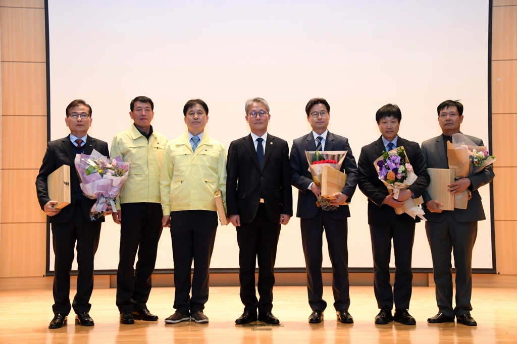 기념촬영 하는 김재현(중앙) 산림청장과 수상자들