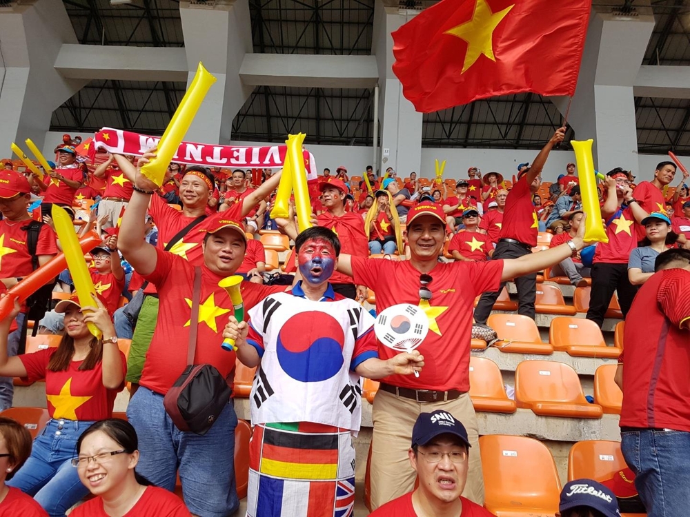 베트남 축구대표팀 응원전을 펼치는 박용식 레드엔젤 응원단장(중앙)