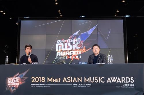 CJ ENM 김기웅 음악엠넷사업부장(왼쪽)과 김현수 음악컨벤션사업국장