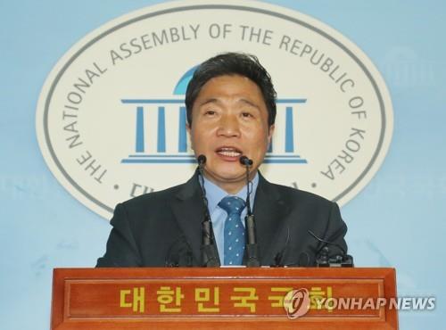 이학재 의원, 바른미래당 탈당 기자회견 (서울=연합뉴스) 이동환 기자 = 바른미래당을 탈당하고 자유한국당 입당을 밝힌 이학재 의원이 18일 오전 국회 정론관에서 탈당 및 입당 기자회견을 하고 있다. 2018.12.18 dhlee@yna.co.kr