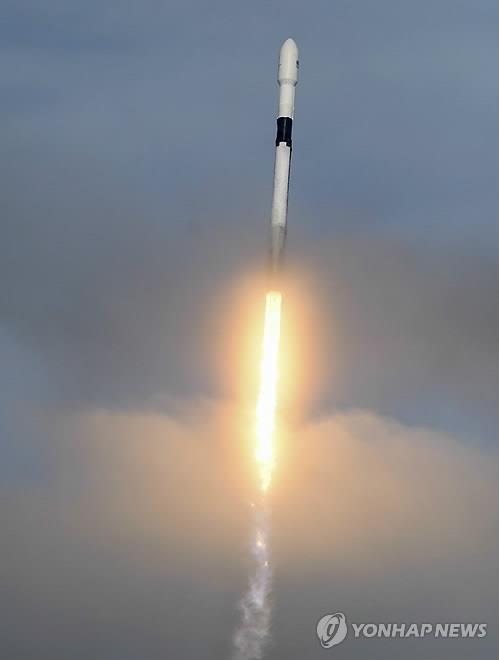스페이스X 팰컨9 로켓 발사 장면 
