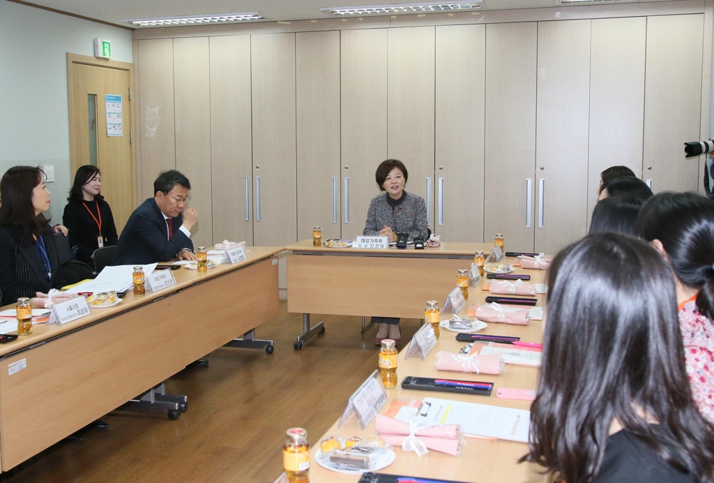 진선미 장관이 서울중구건강가정·다문화지원센터에서 관계자의 이야기를 듣고 있 