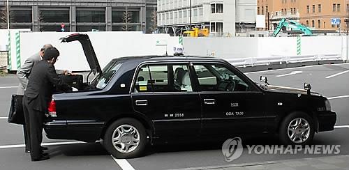 일본 도쿄역 앞에서 손님을 맞이하는 택시