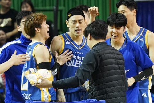 승리에 기뻐하는 이관희 등 삼성 선수들