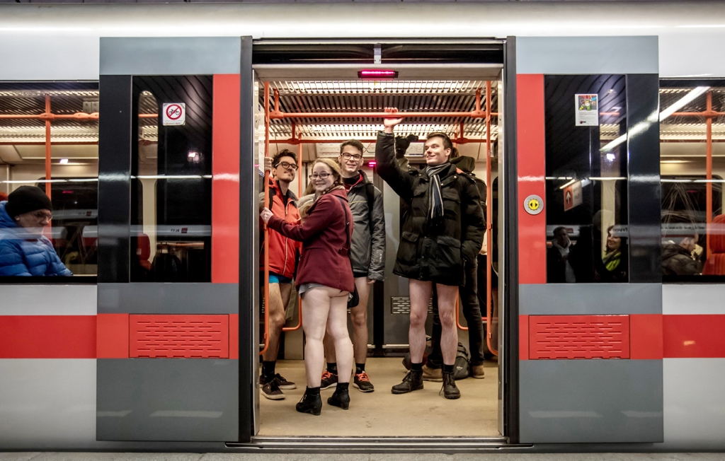 (프라하 EPA=연합뉴스) 13일(현지시간) 체코 프라하 한 지하철에서 '바지 벗고 지하철 타기'(No Pants Subway Ride) 이벤트에 참가한 시민들이 미소를 짓고 있다.