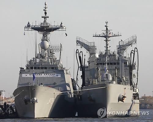 충무공이순신함(좌측)과 대청함(오른쪽)