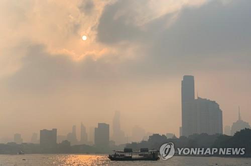 짙은 미세먼지로 인해 고층건물들이 가려진 방콕 도심