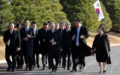 문 대통령, 기업인들과 '산책 대화'