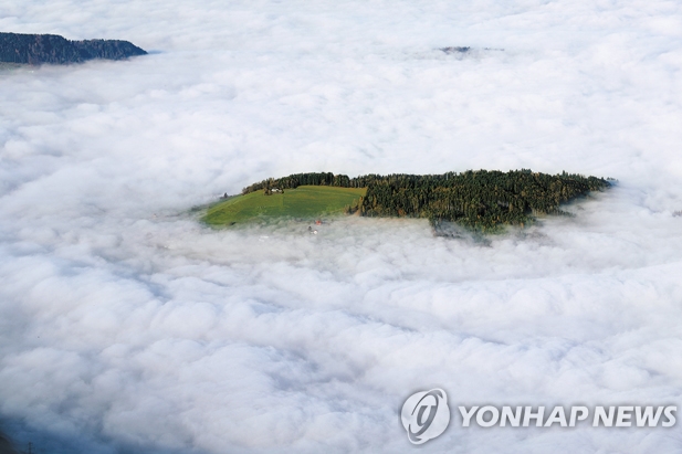 리기 산의 벼랑 아래로 보이는 운해(雲海). 연합DB