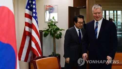 스티븐 비건 미국 대북정책 특별대표(오른쪽)와 이도훈 한반도평화교섭본부장