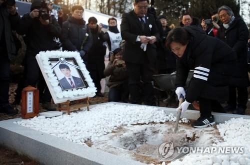 아들을 가슴에 묻는 어머니