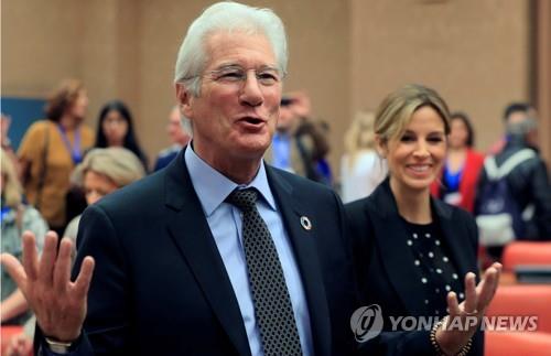 리처드 기어(왼쪽)와 아내 알레한드라 실바