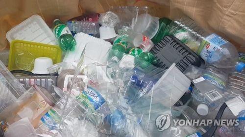 라벨이 붙은 페트병들