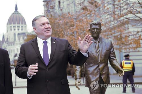 마이크 폼페이오 미국 국무장관이 11일(현지시간) 헝가리 부다페스트 자유광장에 있는 로널드 레이건 전 미국 대통령 동상 앞에서 이야기를 나누고 있다. [AP=연합뉴스]