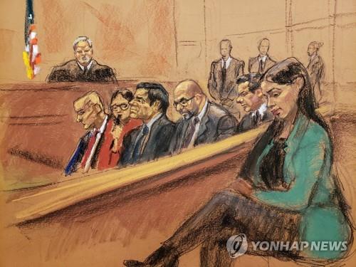 구스만에 대한 유죄평결이 내려지는 법정에 앉아있는 엠마 코로넬