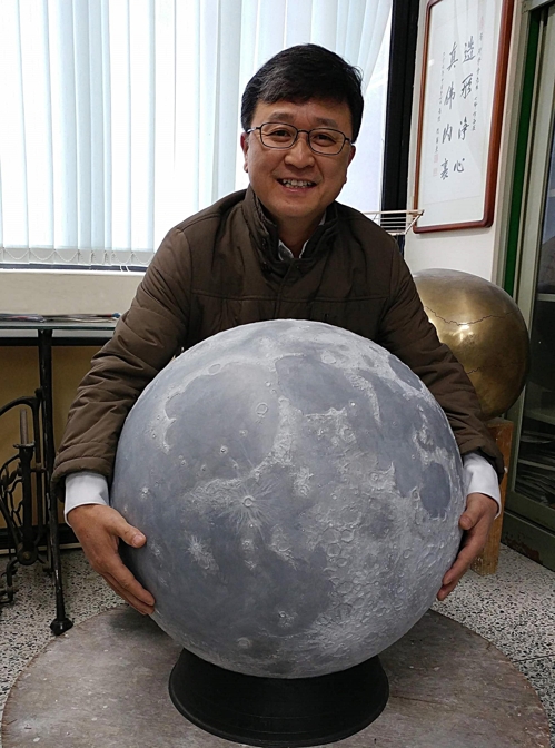 한서대 도학회 교수가 조각한 달