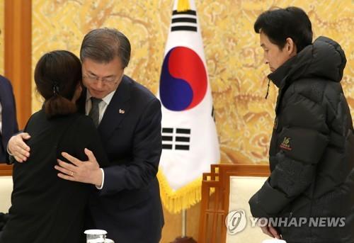 고 김용균 씨 유가족 만난 문 대통령