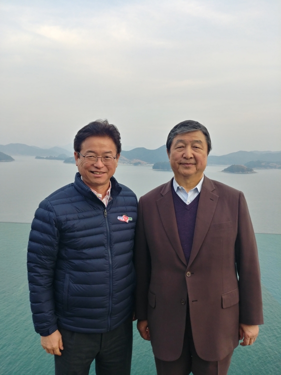 이철우(왼쪽) 경북도지사와 권중갑 스탠포드호텔그룹 회장