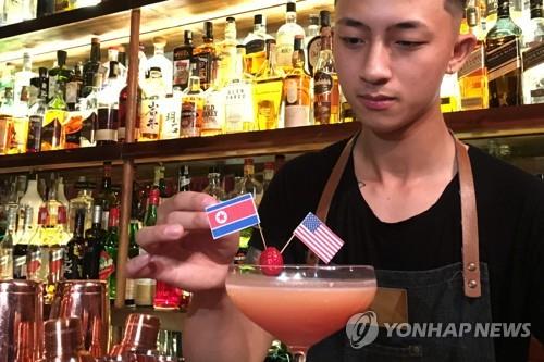 하노이의 한 바텐더가 북미정상회담 기념 칵테일을 만드는 모습