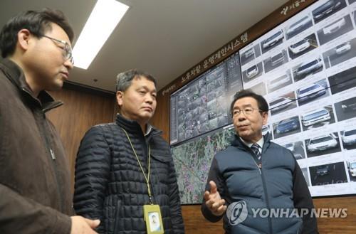 박원순 서울시장 노후 경유차 운행제한 단속 상황실 찾아 (서울=연합뉴스) 정하종 기자 = 제주를 제외한 전 지역에 미세먼지 비상저감조치가 발령된 22일 오전 박원순 서울시장이 서울시청 서소문 별관 노후 경유차 운행제한 단속 상황실을 살펴보고 있다. chc@yna.co.kr(끝)