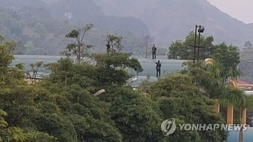 베트남 동당역사 지붕 위에서 점검하는 관계자들