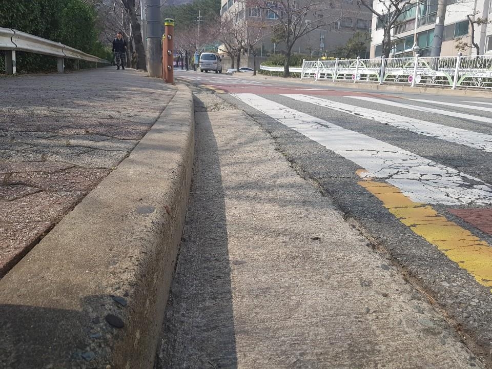 인도 턱을 깎아 놓지 않은 사고현장 인도
