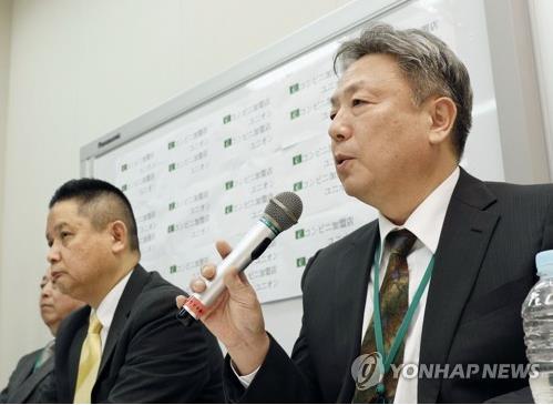 "일손부족해 24시간 영업 못한다"…日 편의점 점주들 기자회견 (도쿄 교도=연합뉴스) 27일 일본에서 편의점 가맹점 점주들이 만든 단체인 '편의점 가맹점 유니온'이 도쿄(東京)에서 기자회견을 열고 편의점 체인 세븐일레븐에 24시간 영업 방침의 수정을 요구하고 있다. 2019.2.28 bkkim@yna.co.kr