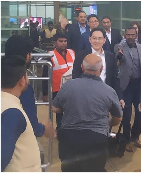 인도 암바니 가문 결혼식 참석차 2018년 12월 8일 인도 라자스탄 주 우다이푸르 공항에 도착하는 이재용 삼성전자 부회장(가운데 흰 와이셔츠). [인도 CNBCTV18 홈페이지 캡처]