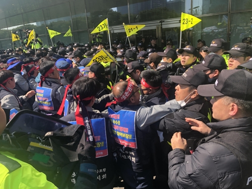 대우조선 노조-경찰 산업은행 앞서 충돌