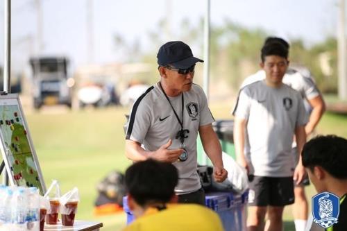 선수들에게 작전 지시하는 김학범 U-23 축구대표팀 감독