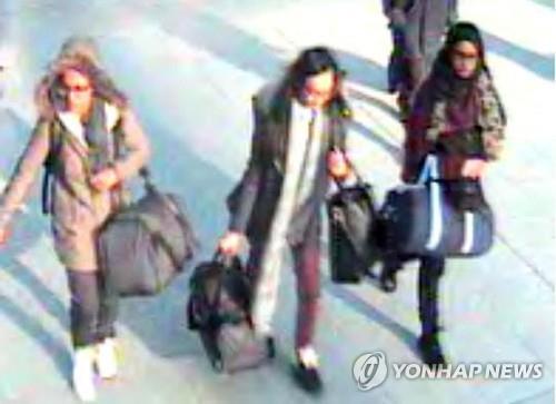 2015년 터키행 비행기를 타기 전 CCTV에 잡힌 샤미마 베굼(오른쪽)의 모습[출처: 영국 경찰]