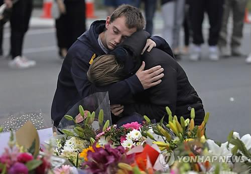 슬픔에 젖은 뉴질랜드 총기테러 희생자 추모객들