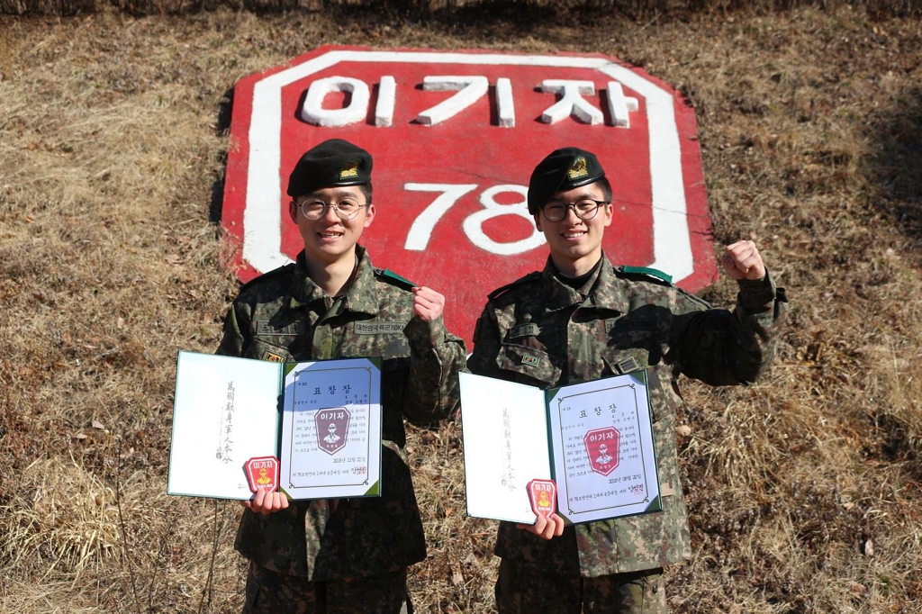 육군 27사단 조현우 병장(왼쪽)·조현수 상병(오른쪽) 형제