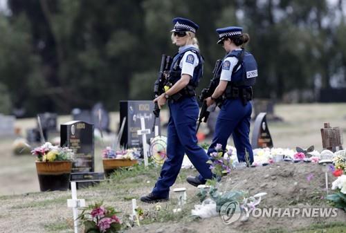 무장경찰이 뉴질랜드 크라이스트처치의 무슬림 묘지 주변을 순찰하고 있다. [AP=연합뉴스]