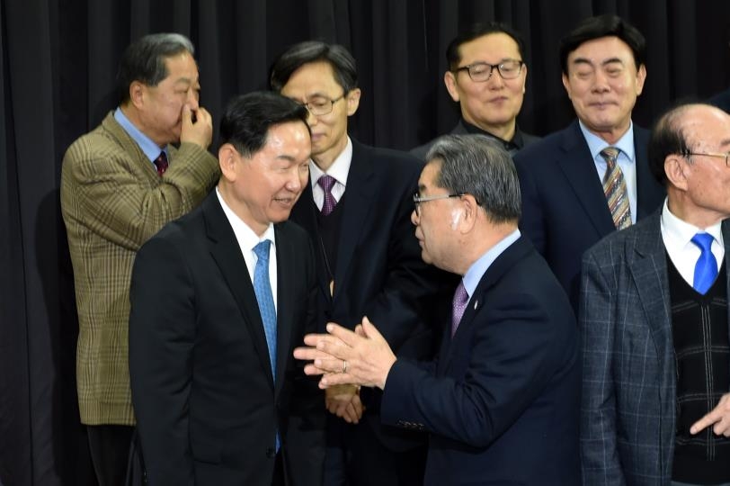 김상곤 경기도교육연구원 이사장과 이재정 경기도교육감