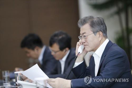 청해부대장과 통화하는 문 대통령