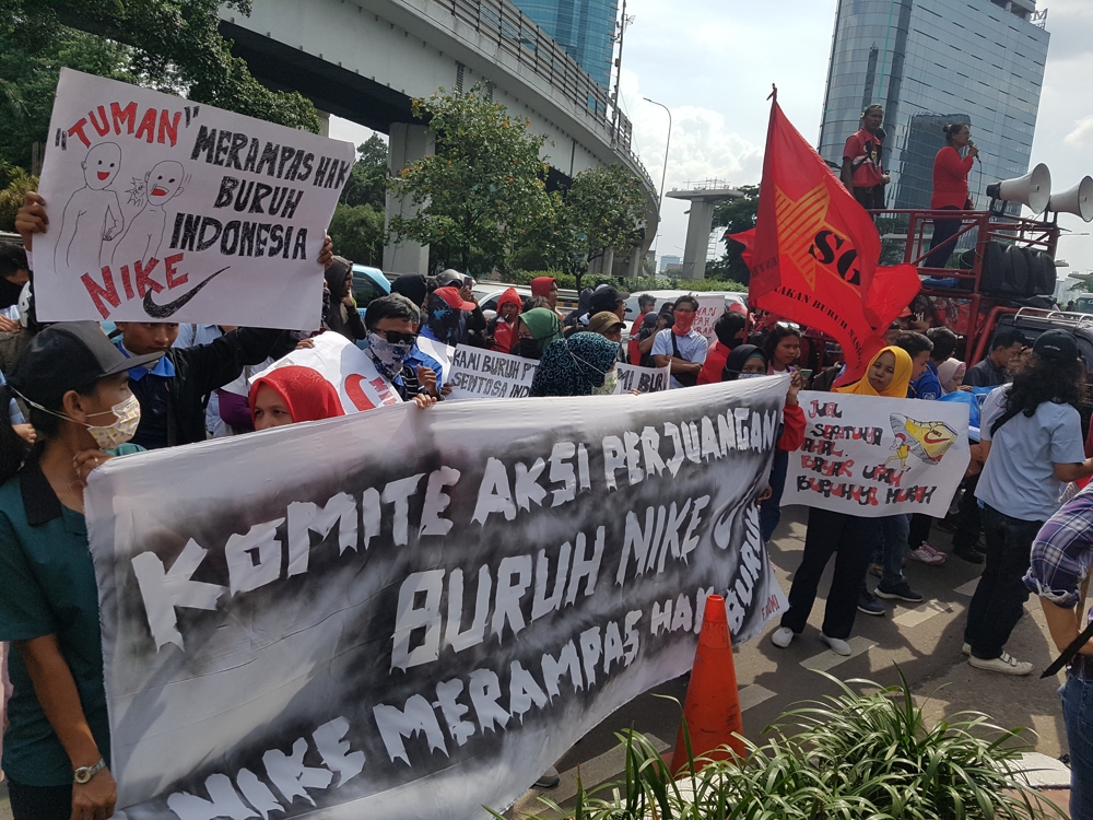 인니 한국대사관 앞서 시위 벌이는 노동자들