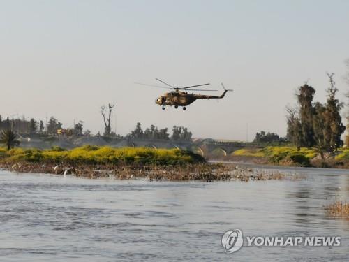 21일 배가 침몰한 이라크 북부 티그리스강에서 실종자 수색작업이 진행중이다