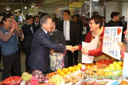 대구 칠성시장 상인과 만난 문 대통령