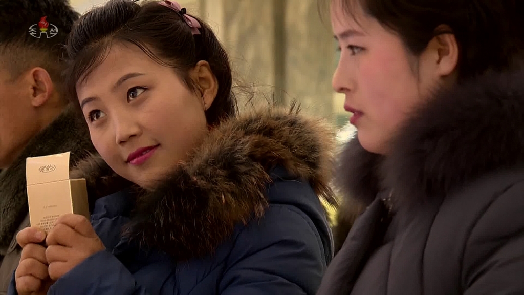 화장품 고르는 북한 여성
