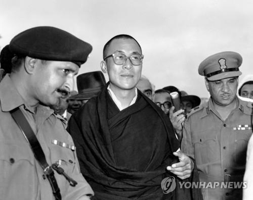 1959년 4월 달라이 라마의 모습. [AP=연합뉴스]