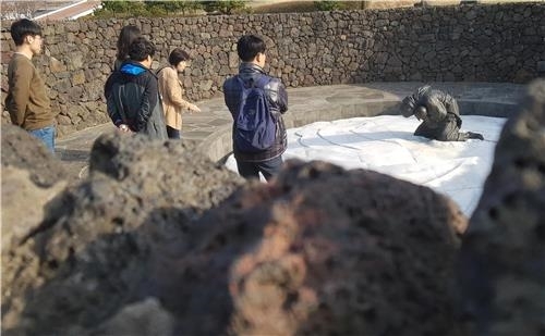 제주 4·3 평화공원 내 젖먹이 딸을 품에 안은 채 얼어 죽은 어머니 동상.