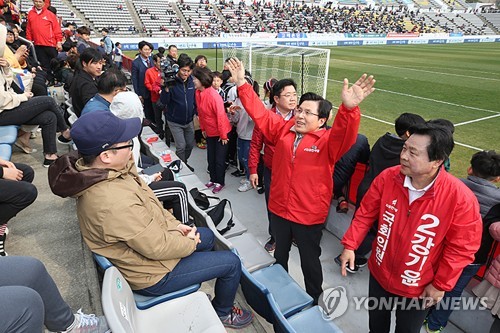 경기장 안에까지 들어가 선거유세