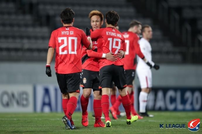 골세리머니를 펼치는 경남FC 선수들