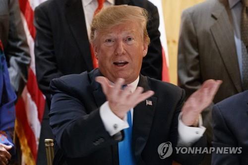 공화당 모금행사에서 기자들에게 국경 정책 설명하는 트럼프 대통령