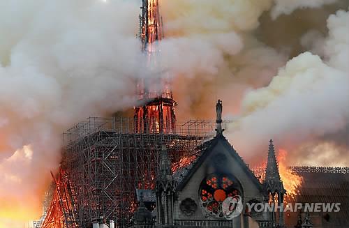 불길에 휩싸인 노트르담 대성당