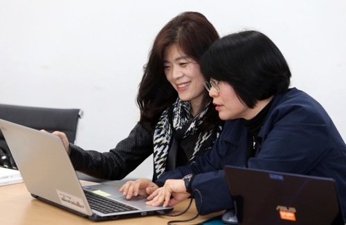 사진 왼쪽은 김정희씨, 오른쪽은 오숙희씨
