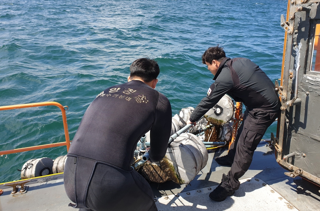 제주 해상에서 발견된 해양쓰레기 수거하는 해양경찰들