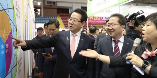 여성일자리박람회 찾은 김영록 전남지사